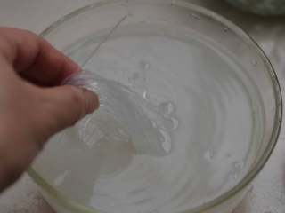 3、鸡蛋酸菜炒粉丝，酸香开胃特别好吃,用温水把粉丝泡软。