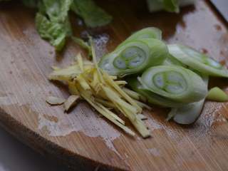 6、鸡蛋酸菜炒粉丝，酸香开胃特别好吃,葱姜切碎备用。