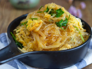 12、鸡蛋酸菜炒粉丝，酸香开胃特别好吃,加一点儿盐和白胡椒粉，拌均匀出锅即可。