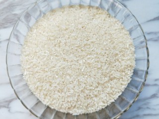 1、砂锅煲仔饭,大米洗干净，浸泡两个小时。