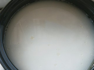 3、砂锅煲仔饭,加入泡好的米与煮饭的水。