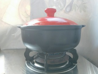 4、砂锅煲仔饭,大火烧开，然后马上改小火煮至米饭八成熟。