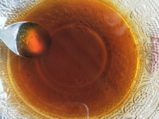 6、砂锅煲仔饭,调汁的材料调成汁备用。