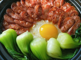 11、砂锅煲仔饭,铺上青菜，继续小火焖五分钟。