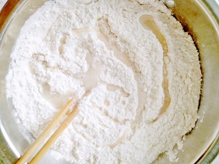 3、青苹果乐园,再把它倒入面粉里