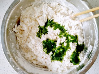 5、青苹果乐园,再倒入菠菜汁。