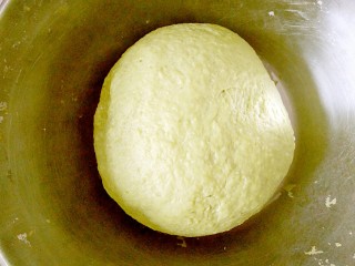 6、青苹果乐园,揉成光滑的面团。