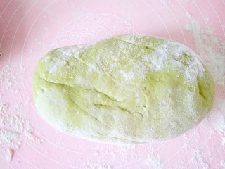 8、青苹果乐园,硅胶垫上撒上少许面粉,把发好的面团取出排气。