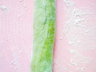 9、青苹果乐园,搓成长条。