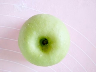 12、青苹果乐园,再把它包起来收口朝下,再搓圆,用食指在上面轻轻的戳一个洞,不要戳破,也可以用筷子操作。