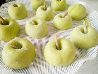 14、青苹果乐园,全部做好后,进行二次醒发,静至大概一个钟左右。(醒发后颜色也有所变化。)