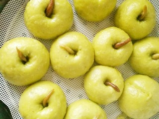 15、青苹果乐园,再放入蒸锅里,蒸熟。(冷水上锅慢慢蒸,大概20分钟吧!)