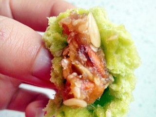 16、青苹果乐园,新鲜出炉的包子,忍不住尝了一个,刚刚蒸熟的五仁味道很棒呀