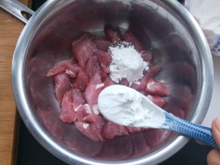 4、菠萝咕咾肉,加入少许盐，料酒，白胡椒粉，三勺淀粉，一个鸡蛋清