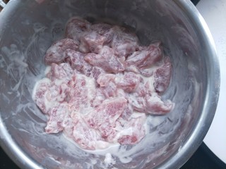 5、菠萝咕咾肉,抓匀上浆，腌制一会。