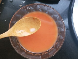 8、菠萝咕咾肉,调一个糖醋汁:三勺番茄酱，三勺白糖，两勺白醋，两勺淀粉，适量水