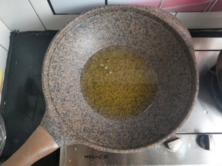 9、菠萝咕咾肉,起锅烧油。中小火