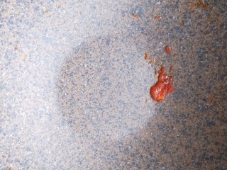 21、菠萝咕咾肉,炒这种带酱汁的菜品，最好选用不粘锅，我用的这种大理石不粘锅，图中是盛菜后还没洗。