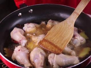 10、糖醋鸡翅根，我做太少了根本都不够吃,中途我们可以打开盖子将鸡翅根翻面。
