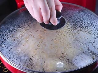 11、糖醋鸡翅根，我做太少了根本都不够吃,然后盖上盖子继续小火焖煮。