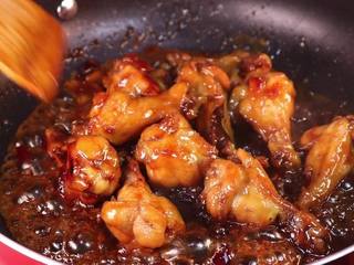 12、糖醋鸡翅根，我做太少了根本都不够吃,中途可以来回开盖翻炒均匀然后盖上盖子焖煮个40分钟左右即可，打开盖子大火收汁即可出锅。