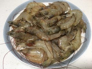 3、口口香 麻辣海鲜锅 ,将基围虾洗净去虾线装盘