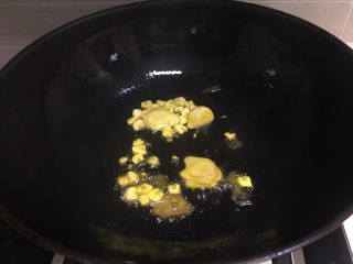 4、口口香 麻辣海鲜锅 ,将生姜切成片，大蒜切丁，锅里放油烧热生姜大蒜桂皮放入爆香