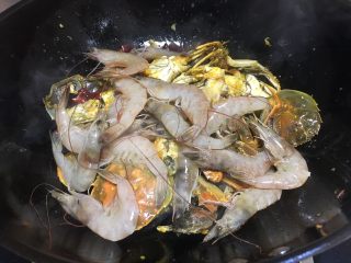 7、口口香 麻辣海鲜锅 ,加入去好虾线的基围虾入锅中