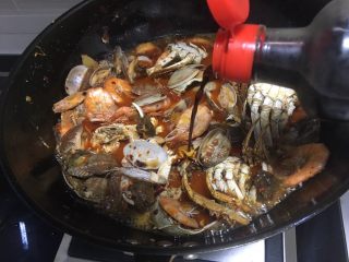 12、口口香 麻辣海鲜锅 ,加入适量的生抽调味煮开后大火5分钟左右即可出锅