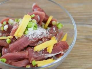 1、如果你爱吃甜,那么绝对不能错过这道菜,放入1勺盐、葱末、姜丝、料酒拌匀,腌制15分钟。