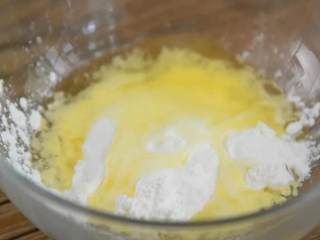 2、如果你爱吃甜,那么绝对不能错过这道菜,往碗里倒入淀粉、蛋清、清水。