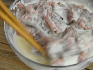 4、如果你爱吃甜,那么绝对不能错过这道菜,肉条均匀裹上面糊。