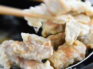 6、如果你爱吃甜,那么绝对不能错过这道菜,炸至金黄捞出控油,进行复炸。