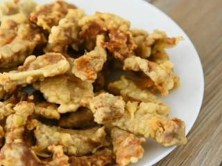 7、如果你爱吃甜,那么绝对不能错过这道菜,复炸后捞出备用。