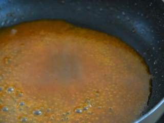 9、如果你爱吃甜,那么绝对不能错过这道菜,放入1勺盐、2勺糖,倒入适量的清水搅拌至水稍微起泡,倒入2勺水淀粉。