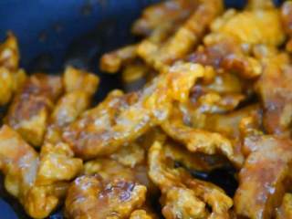 11、如果你爱吃甜,那么绝对不能错过这道菜,沿锅边淋醋,炒匀即可。