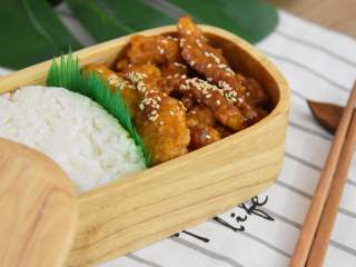 12、如果你爱吃甜,那么绝对不能错过这道菜,出锅啦,一份酸酸甜甜的排条便当就完成啦!