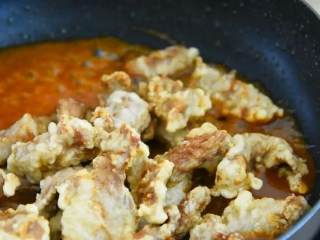 10、如果你爱吃甜,那么绝对不能错过这道菜,加热至粘稠下排条,炒匀。