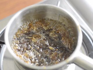 1、居酒屋烤鸡肉串（附酱汁配方）,提前一天做烤肉酱。酱汁里除了菠萝，其他材料煮沸。