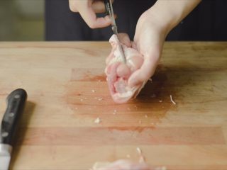 4、居酒屋烤鸡肉串（附酱汁配方）,剪刀插进鸡腿，从小肌肉的部位剪开。