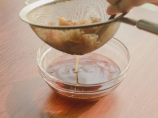 8、居酒屋烤鸡肉串（附酱汁配方）,把冰箱里的酱汁拿出来，过滤一下。