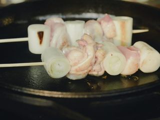 9、居酒屋烤鸡肉串（附酱汁配方）,开大火，当锅子热到水珠在锅子里滚动时，抹油，下肉串。