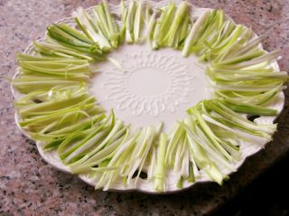 9、京酱肉丝,腌制肉丝的过程，把大葱切成细细的葱条。摆放整齐。