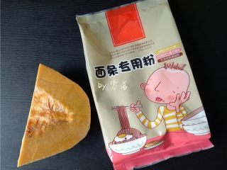 1、酸辣汤粑粑,备好食材：面粉，南瓜； 