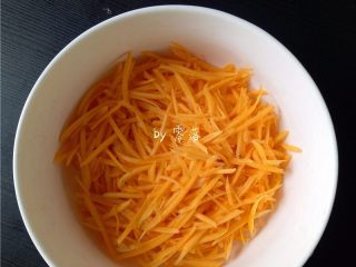 2、酸辣汤粑粑,南瓜去皮去瓤，洗净后，刨丝；