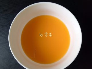 3、酸辣汤粑粑,将南瓜放入料理机，调入少量清水，制成南瓜汁；