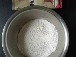 4、酸辣汤粑粑,无油无水的干净容器里，称入258g面粉；