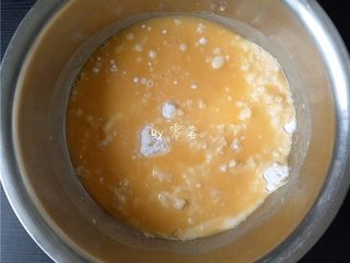 5、酸辣汤粑粑,倒入125g南瓜汁；