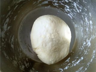 6、酸辣汤粑粑,揉成面团，盖上保鲜膜松弛15分钟左右；