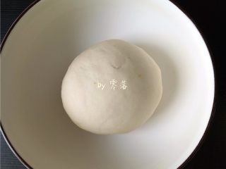 7、酸辣汤粑粑,松弛后，再揉成一个光滑的面团；
